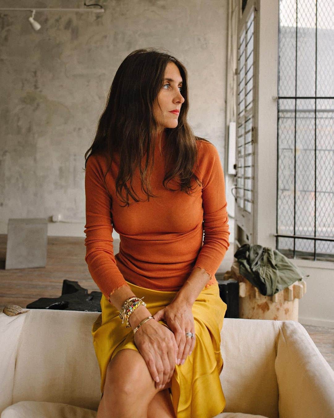 ダニジョーのインスタグラム：「Golden girl 🌟 @jodiesnydermorel in the Spiced Orange turtleneck + Marigold skirt ✨」