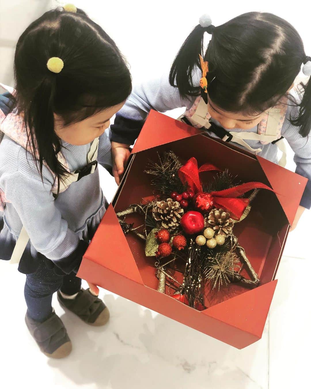 遠近由美子のインスタグラム：「#フランフラン に並んでる#クリスマスりース ひとつ選んでいいよと言ったら、 「まま、これにしゅる」と2人でそーっと運んできた。  しょっちゅうケンカしてるけど、 「ひとつ選んでね」と言うと 大抵同じものを選んでくるから… そこは、助かる☺️  ハロウィンが終わったらもう　#クリスマスモード だね。  #双子あるある ？ #双子姉妹　#双子ママ　#双子育児 #ワンオペ外出　#大変さより楽しさが勝るようになった　#2歳9ヶ月」
