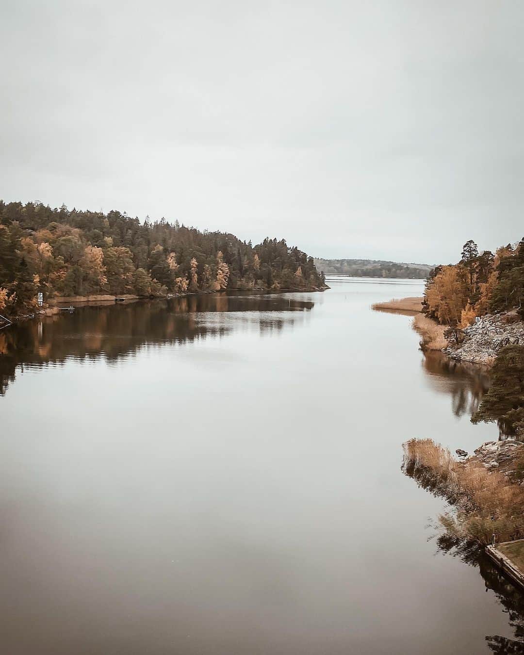 Anna Nyströmのインスタグラム：「Enjoying the daylight as long as it lasts. The sun goes down around 3 pm in Sweden nowadays, so it’s about time to adapt living in darkness 🌘」