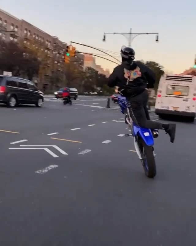 ファンクマスター・フレックスのインスタグラム：「@leekydabikestar I see u! Be careful! WHO ELSE NICE ON THEM BIKES?」