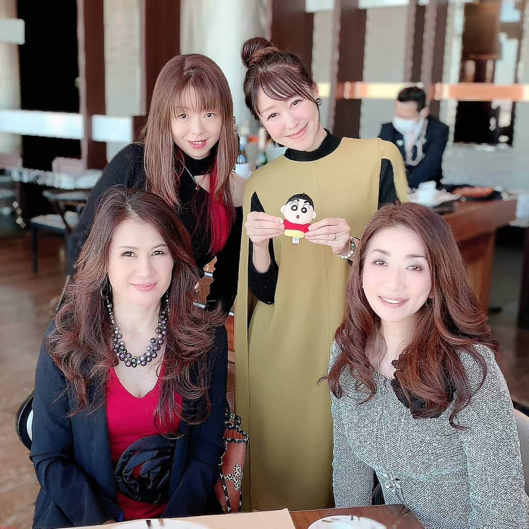 咲弥にこさんのインスタグラム写真 - (咲弥にこInstagram)「【あべのハルカス57F最上階女子会👠💕】 高層ビル大好き🏢✨ ･ ･ 学生時代からいつも 何かに躓いたら 高い所に私一人で登っていたわ…💧 ･ ･ 阪急32番街 丸ビル そこでいつも悲しみを押し殺して ただ街を見下ろしていた… やがてリセットされた心で またtownに戻って行ってたなぁ～ •*¨*•.¸¸☆*･ﾟ❤•*¨*•.¸¸☆*･ﾟ ･ ･ でも今日は大好きな心の友と一緒に 更なる高みの57階から 悲しみではなく 喜びをを分かちあった1日でした 💓ⓕⓡⓘⓔⓝⓓⓢ💓 ･ ･ #あべのハルカス #大阪マリオット都ホテル #大阪マリオット都ホテル57階zk #高層ビル #女子会 #アラフィフ #シングルマザー #グラビア #インスタグラビア #美魔女になりたい  #美意識 #美意識高い人と繋がりたい #小説家 #官能小説家 #エッセイスト #フォロワーさんに感謝  #応援ありがとうございます ＿＿＿＿＿＿＿＿＿＿＿＿＿＿＿＿＿＿ 💋SEXYショットリクエスト随時募集中！ 💋官能体験談小説ネタ募集中(女性限定)  汚いオッサンのタダの盛りネタはNGです！ ＿＿＿＿＿＿＿＿＿＿＿＿＿＿＿＿＿＿」11月15日 2時18分 - sakuya.niko