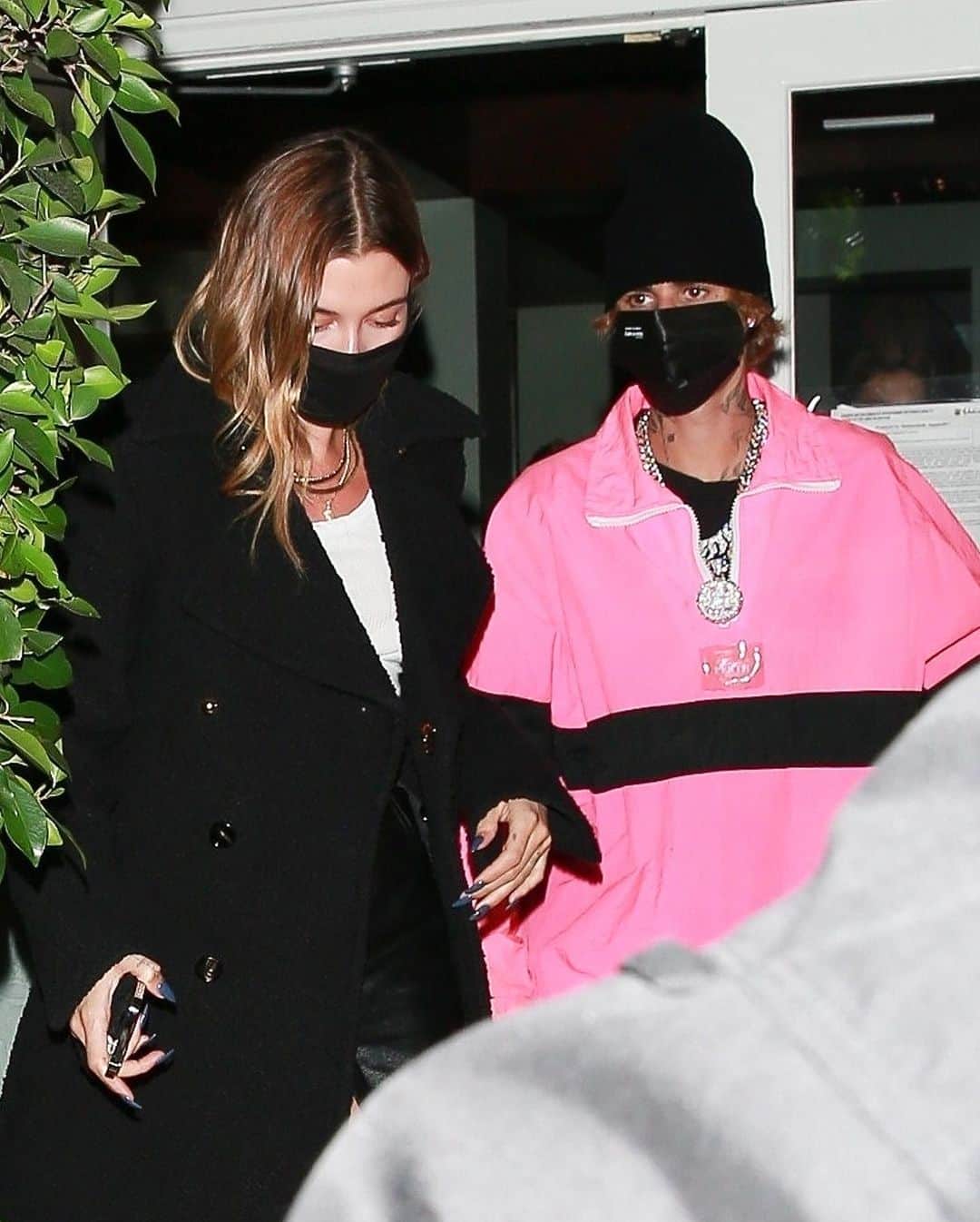 Just Jaredさんのインスタグラム写真 - (Just JaredInstagram)「@justinbieber and @haileybieber stepped out for a dinner date at celeb-fave restaurant Giorgio Baldi on Friday night! #JustinBieber #HaileyBieber Photos: Backgrid」11月15日 2時20分 - justjared