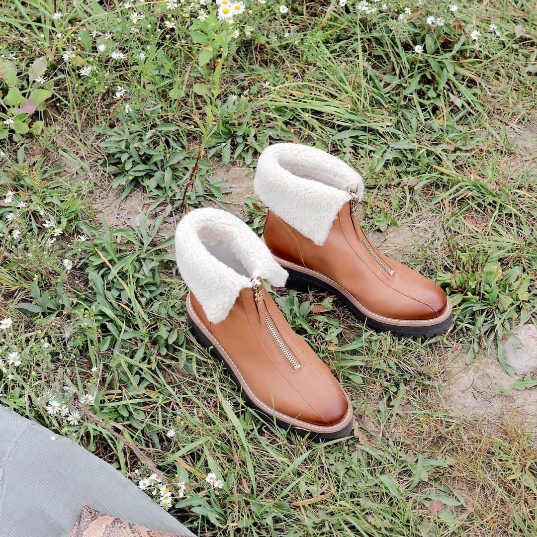 サムエデルマンのインスタグラム：「Cold weather ready in the JACQUIE2 Tap to shop  #SamEdelman #Fall2020」