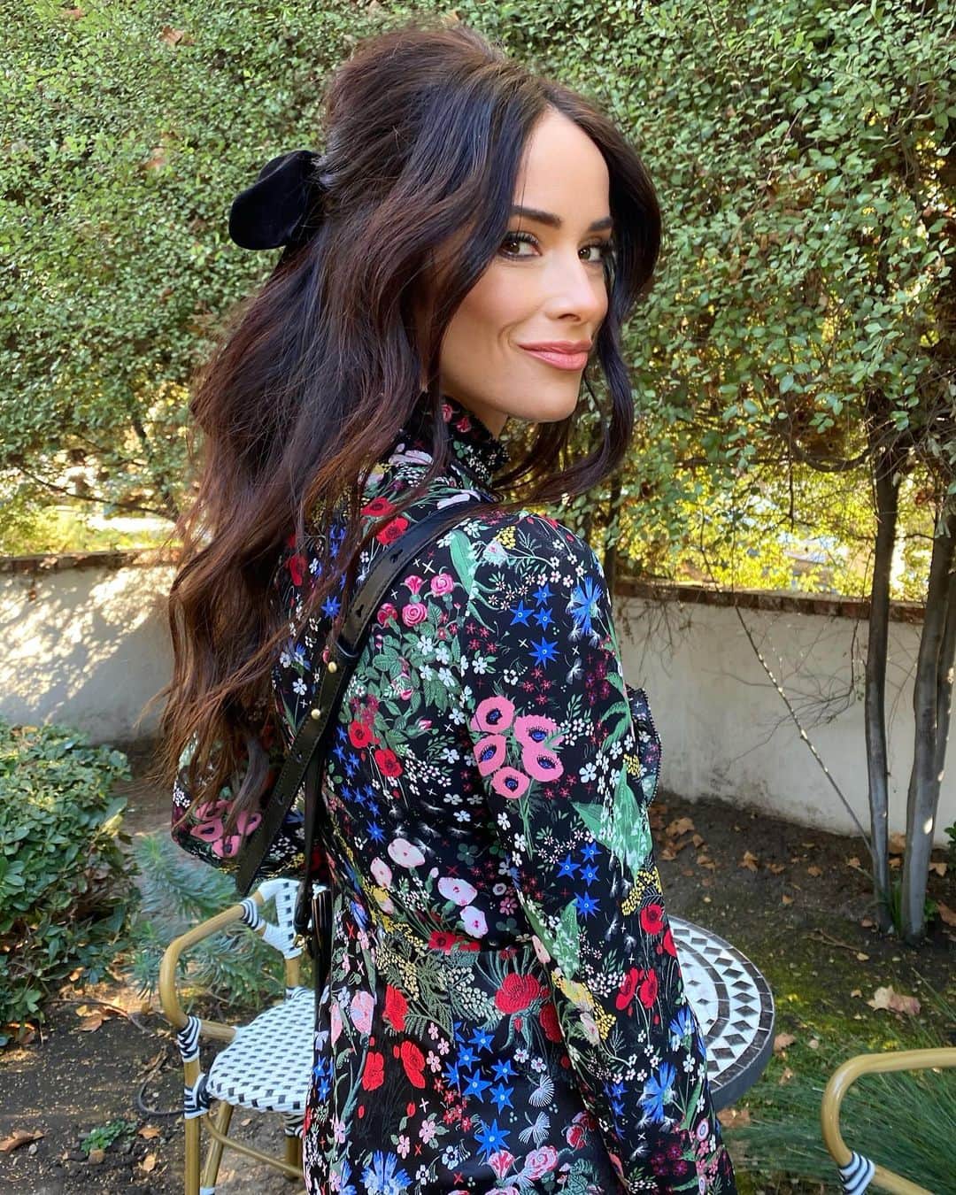 アビゲイル・スペンサーのインスタグラム：「garden dress in the garden. #bardothair #fallfashion #holidayfashion 📷 @claytonhawkins」