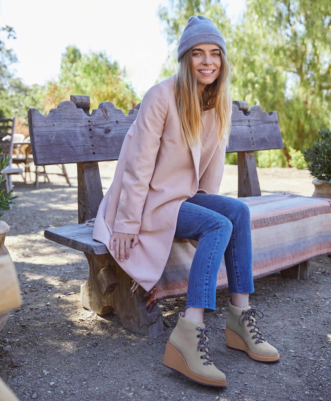トムズシューズのインスタグラム：「The Melrose Wedge in suede. Resists wet weather, insists on progress.」