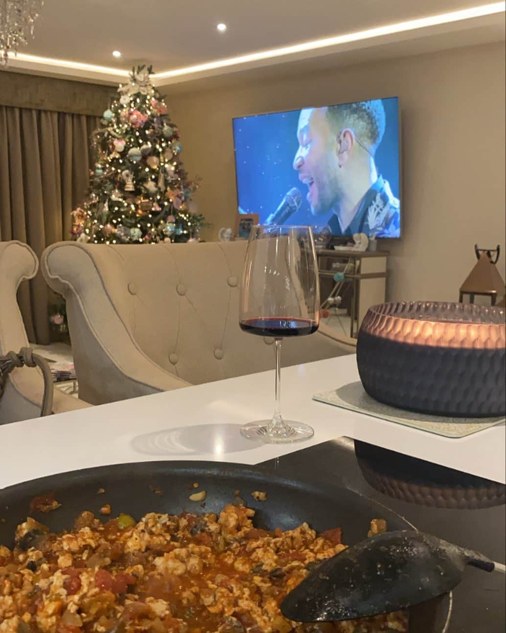 Jessica Wrightさんのインスタグラム写真 - (Jessica WrightInstagram)「Spaghetti Bolognese, red wine, Christmas & Mr Legend. What’s not to love about this lockdown Saturday? 🎄🍷❤️」11月15日 2時34分 - jesswright77