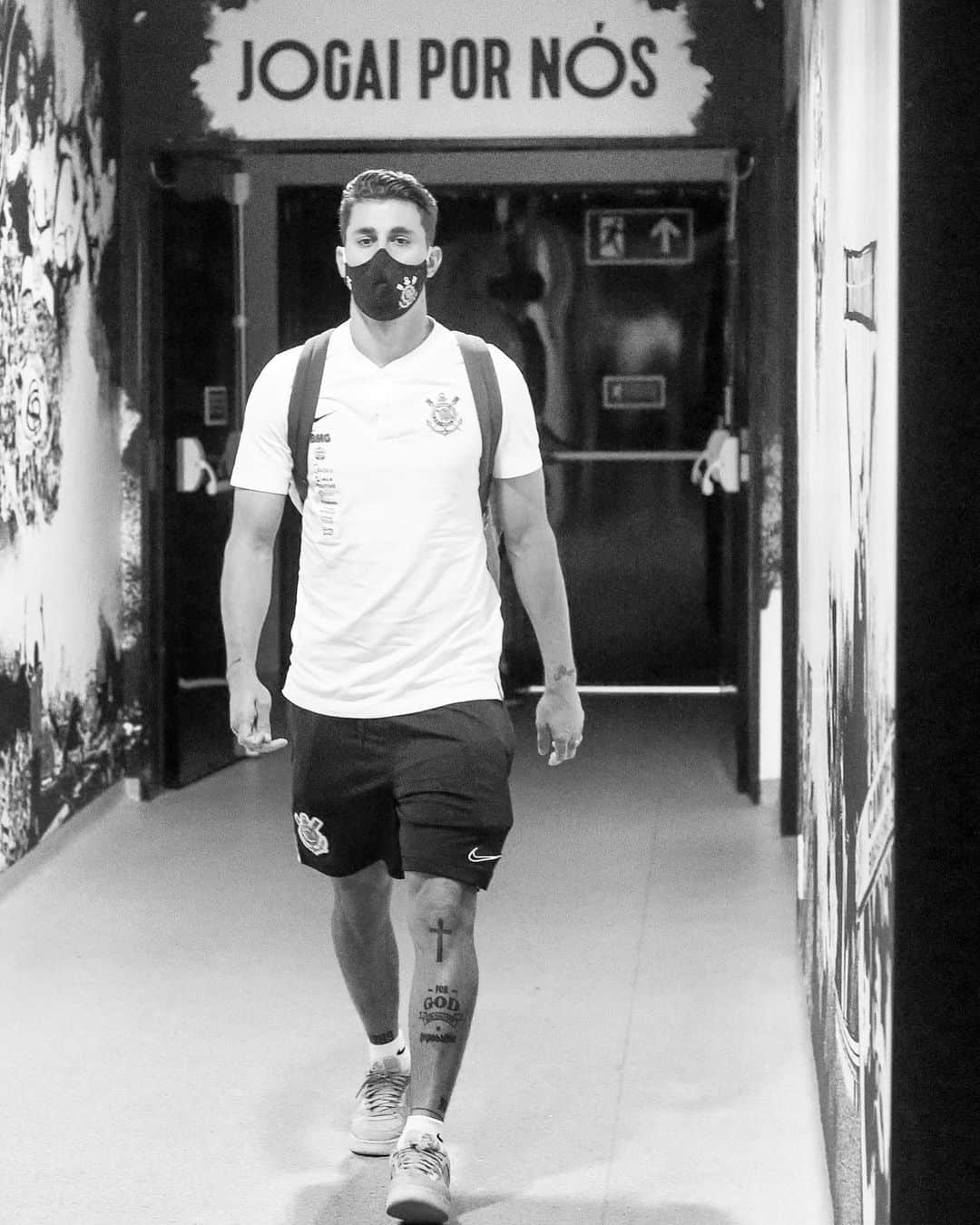 ダニーロ・フェルナンド・アベラールのインスタグラム：「Hoje é dia de jogo! Que Deus abençoe todos meus companheiros 🙏 em busca da vitoria 🖤🤍」