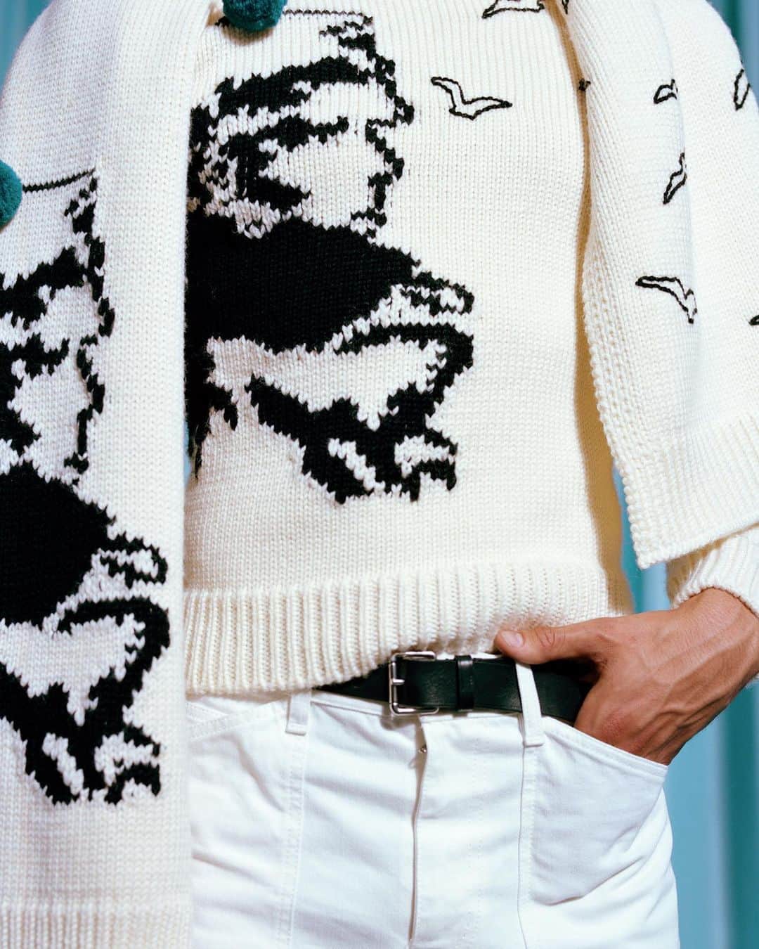 ランバンのインスタグラム：「#LanvinFW20 off-white intarsia-knitted Corto Maltese wool scarf and sweater. Available online and in stores.」