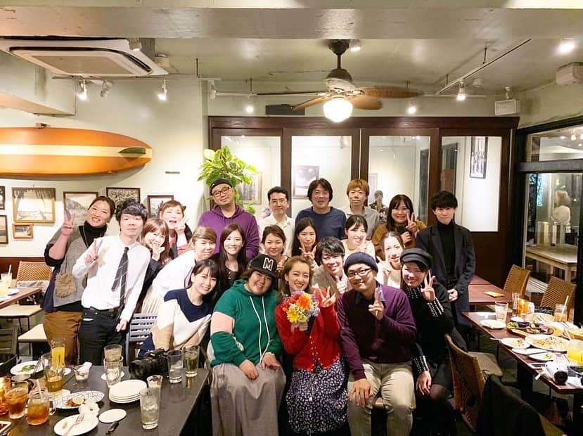 のインスタグラム：「去年の写真「素直展」特別打ち上げ会。 絵を購入してくれた、ファンのみんなと。 もう一年以上みんなに会えてないな。 凄く楽しかったな。 ララランドのようにつくってくれたDVDには号泣で ここに載せたいくらいだけど、わたしの宝物。笑 またみんなを素敵な場所まで連れて行きたいな！！」