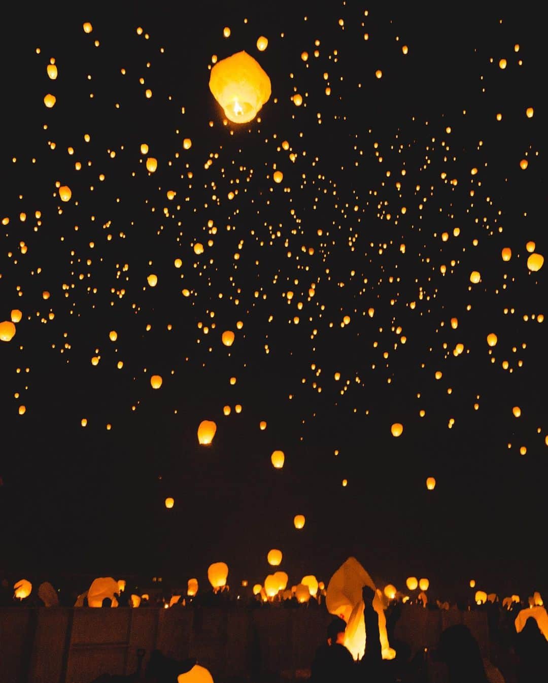 ミンディ・カリングさんのインスタグラム写真 - (ミンディ・カリングInstagram)「✨Happy #Diwali! ✨ This festival of lights celebrates new beginnings, the triumph of good over evil and light over darkness. This year it feels even more meaningful. #HappyDiwali」11月15日 2時45分 - mindykaling
