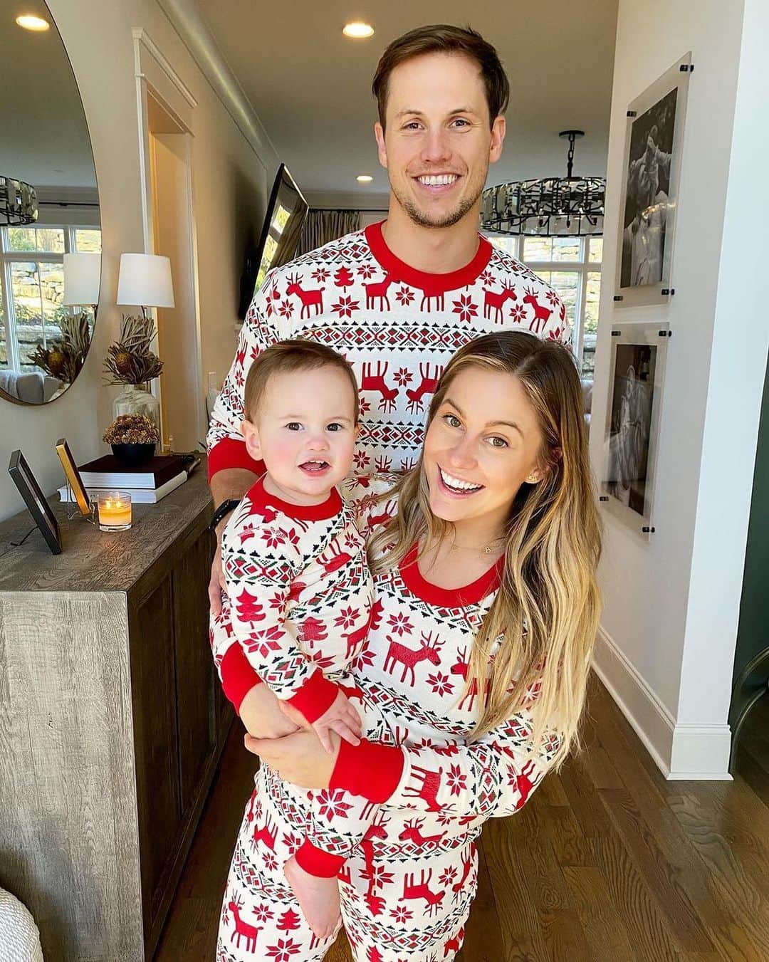 People Magazineさんのインスタグラム写真 - (People MagazineInstagram)「The Easts are getting into the holiday spirit! "Just testing out our Christmas jammies 😍😊🎄 Time to put up our tree!" Shawn Johnson East captioned the post.  #Regram @shawnjohnson」11月15日 2時45分 - people