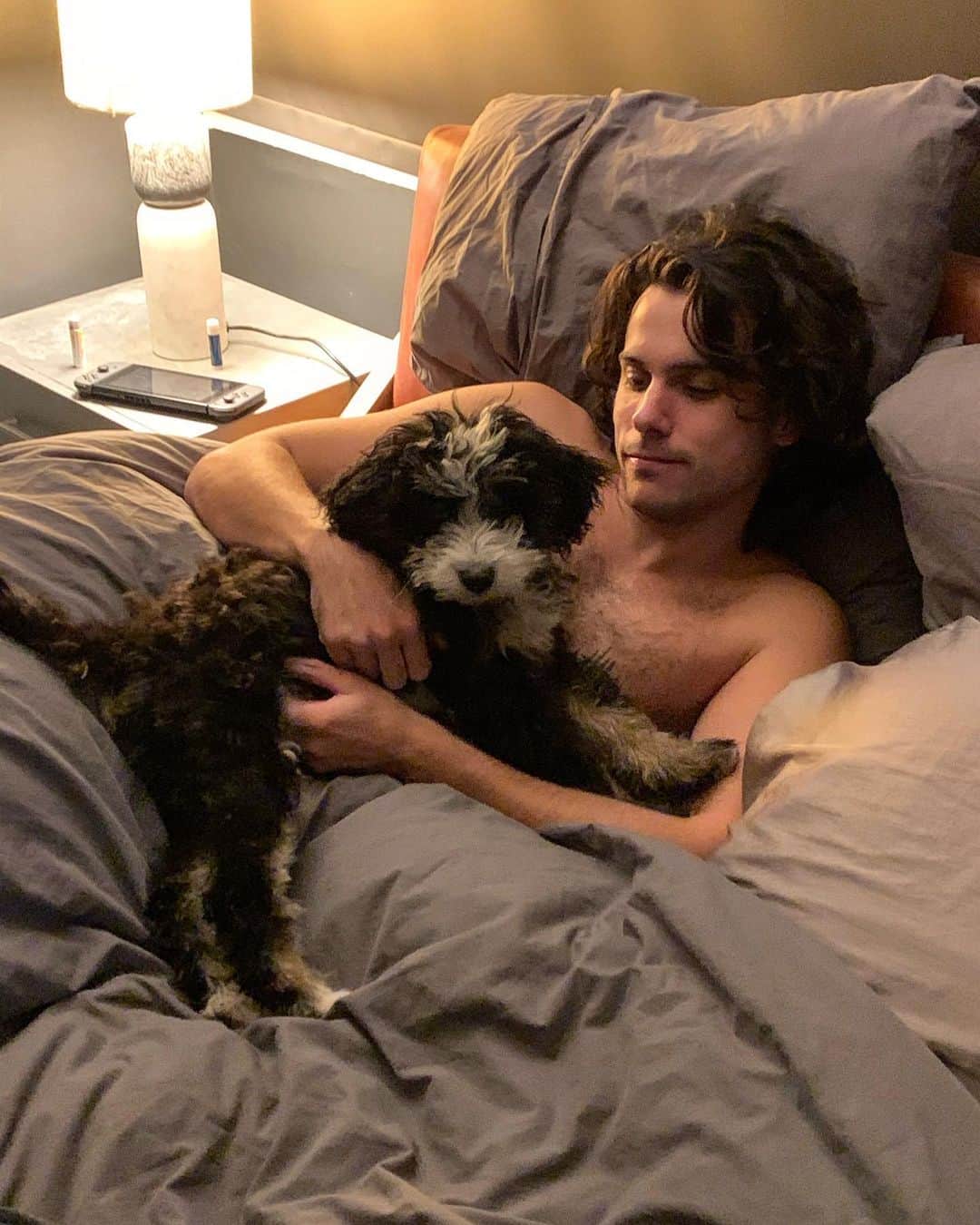 ジャック・ファライーのインスタグラム：「Staying in bed all weekend」