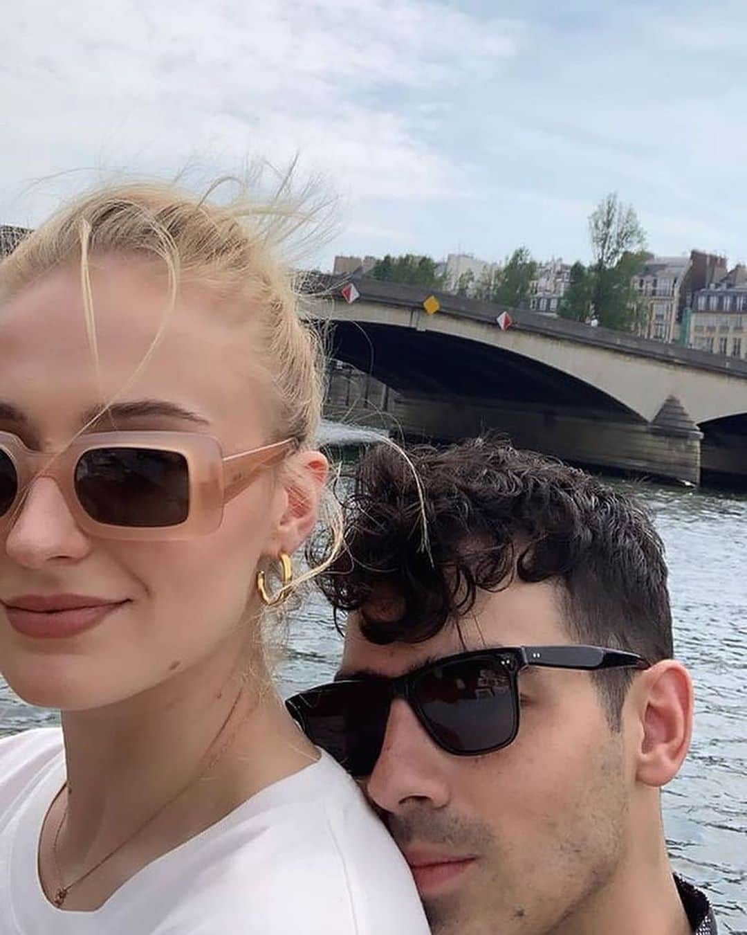 ジーエルシーオーのインスタグラム：「Joe Jonas in Wavecrest. And that’s the tea.」