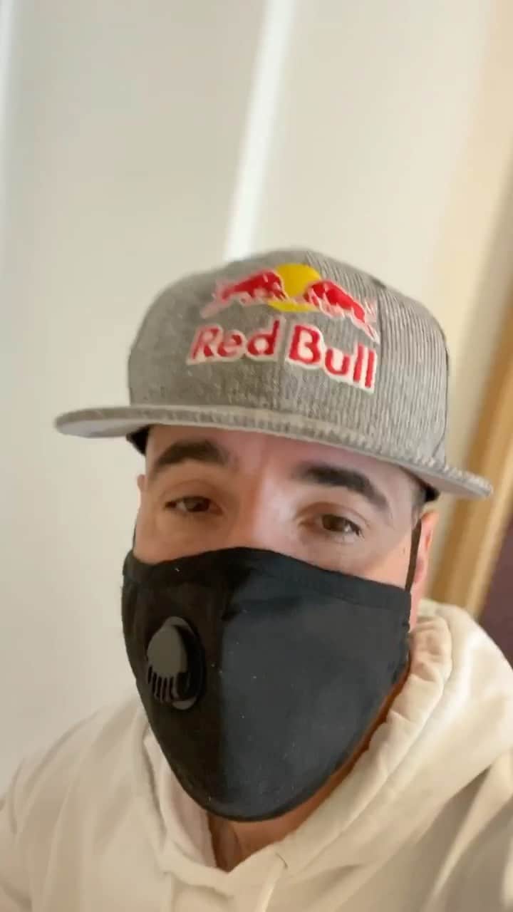 ショーン・ガルニエのインスタグラム：「WHEN YOU ARE LATE ! 😷🤪」