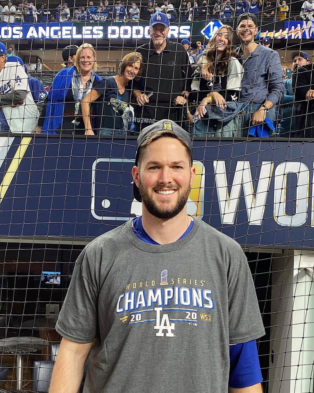 アレックス・ウッドのインスタグラム：「This was the closest I got to my family in almost 8 months. What a weird year but at least it was worth it in the end! Love my peoples! #WorldChamps #dodgers」