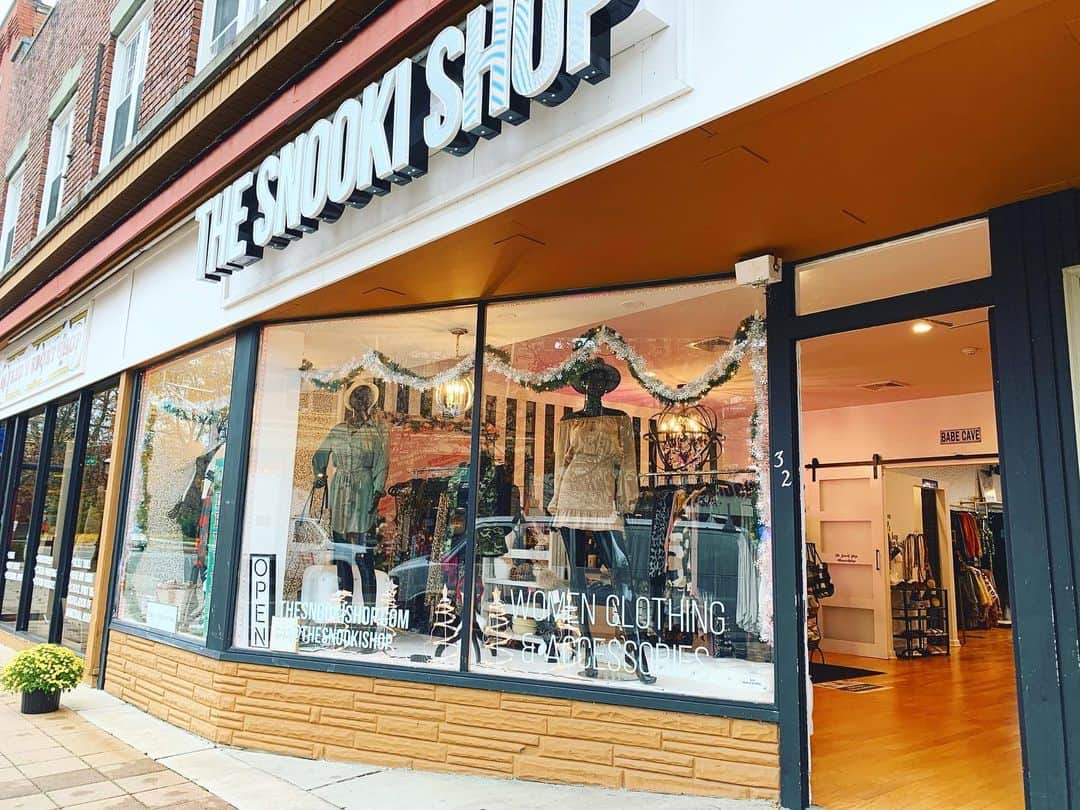 ニコール・ ポリッツィのインスタグラム：「COME ON DOWN to @thesnookishop 🎄 in Madison, NJ & Beacon, NY💋 You’re gonna like what ya see! #thesnookishop」