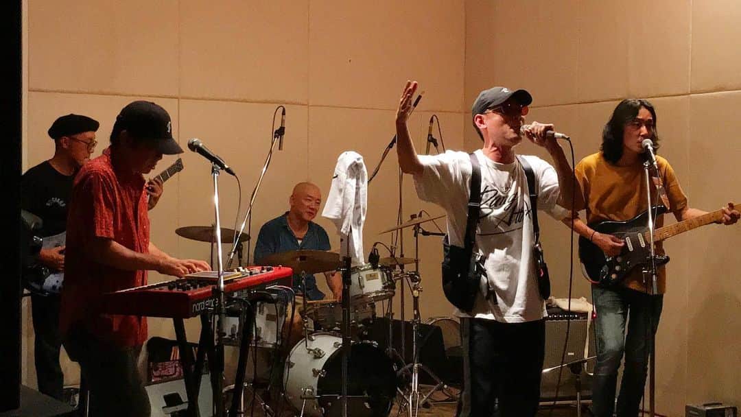 MOOMINのインスタグラム：「昨夜 @chozenleefire  @chozenlee_and_the_bang_attack   in okinawa  リーのパフォーマンスはモチロン、 演奏も最高にしびれました  やっぱりライブは元気になりますね〜  時が経つのは早いもので 気がつけば久しぶりになってた人達にも会えてしみじみ  昔は毎週のように会ってたからなぁ  引き続き宮古島も頑張ってください👍  だいじょぶダ〜！」