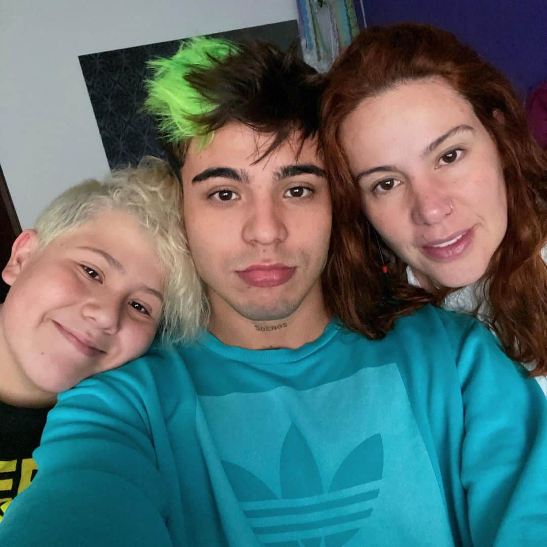 Sebastián Villalobosのインスタグラム：「Mi familia y yo hemos dado positivo luego de realizarnos la prueba de covid. Estamos todos juntos en casa, cuidando los unos a los otros. La energía es poca, pero la fe es grande. Vamos a estar bien.」