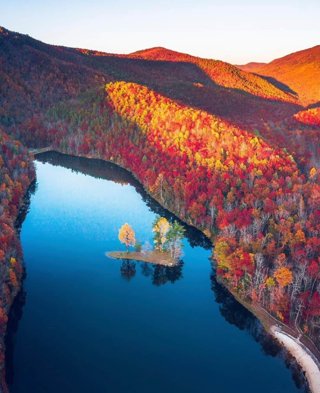 Earth Picsさんのインスタグラム写真 - (Earth PicsInstagram)「The very vibrant colors of Virginia in the fall 😍Photo by @alberthbyang」11月15日 3時00分 - earthpix