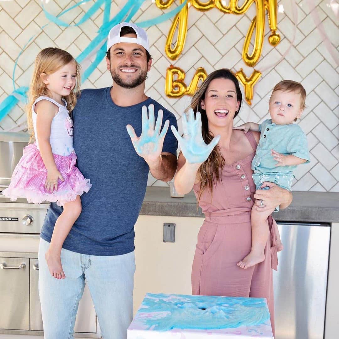 E! Onlineさんのインスタグラム写真 - (E! OnlineInstagram)「#BachelorNation's Jade Roper has given birth to her third baby and no, it was "not in the closet this time". 😂 Head to the link in our bio to see how her husband Tanner documented the special day. (📷: @nikkiryanphotography)」11月15日 3時02分 - enews