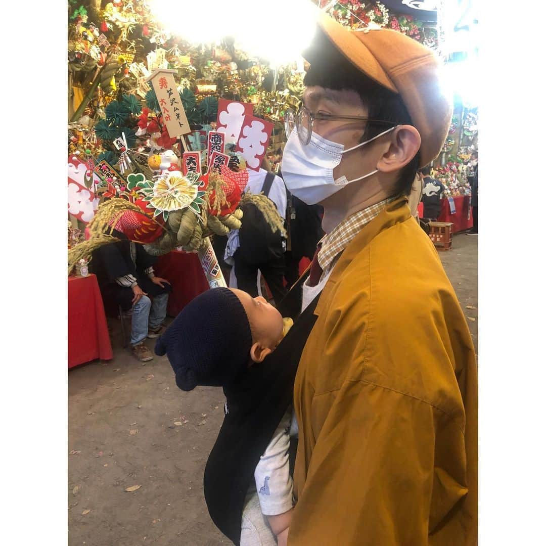 馬渕史香さんのインスタグラム写真 - (馬渕史香Instagram)「息子、はじめての酉の市  新宿・花園神社の大酉祭に行ってきたー 熊手は毎年お世話になってるところで✨  今年は出店がなくて残念 チャプチェと五平餅とおやきが食べたい😭  けど、熊手を売ってる方達の活気は変わらず✨ 息子を連れてると皆さん声をかけてくれるで、旦那さんはちょいちょい捕まってました笑笑  そのうちのひとつの屋台で、見せてもらったちっちゃい熊手 これが気に入ったみたいなので買ってあげました  熊手を持つ🧸さん  #あしざわ家 #赤ちゃんのいる生活 #令和2年生まれ #5月生まれ #男の子ベビー #令和ベビー #babyboy #2020baby #ゼクシィbaby #ベビーグラム #ベビフル #コズレ #ままのて #ゼクシィbabyママ隊 #ずぼら主婦 #ヴェレダ #ヴェレダベビー #ヴェレダベビーアンバサダー #ヴェレダファンプログラム」11月15日 3時12分 - fumika0902