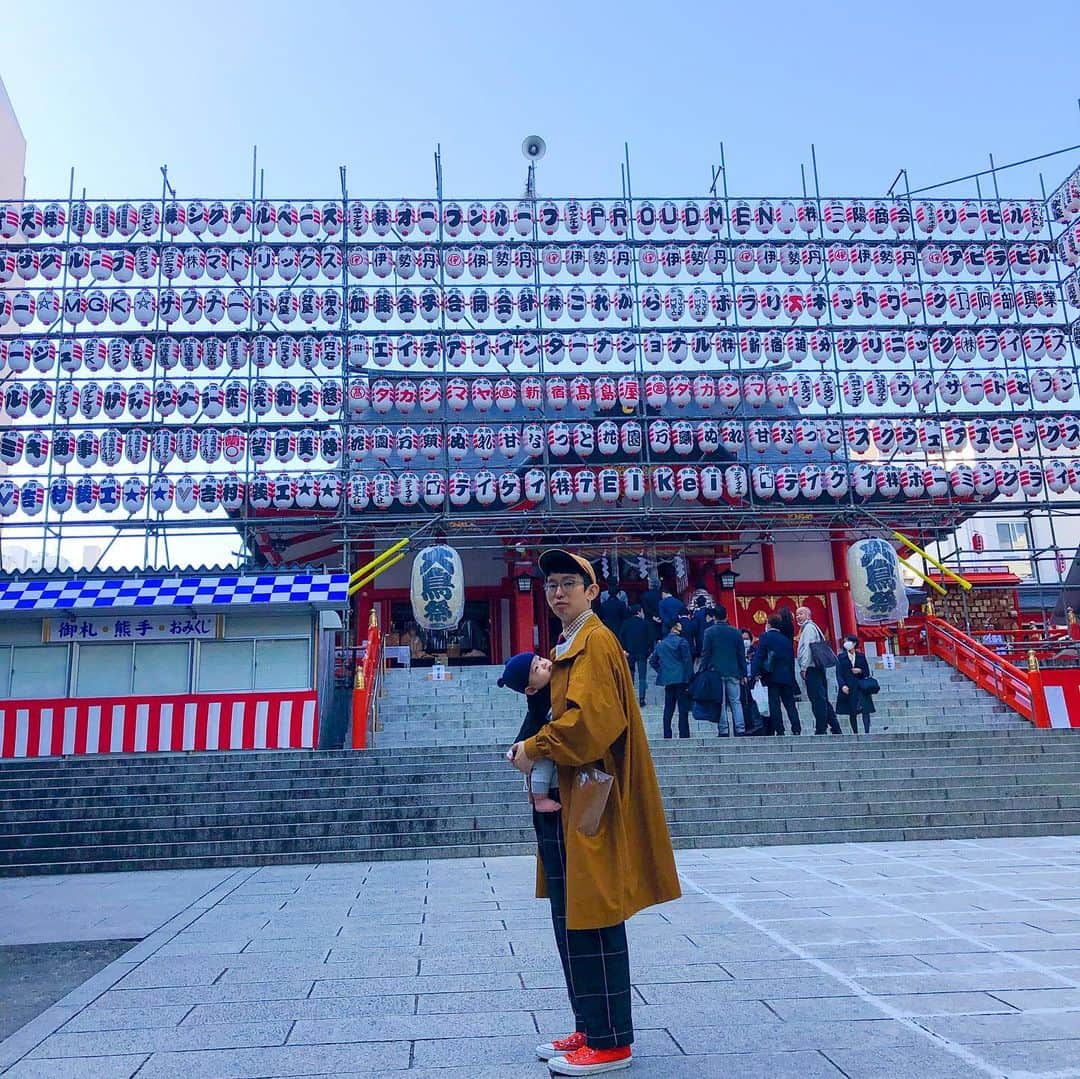 馬渕史香のインスタグラム：「息子、はじめての酉の市  新宿・花園神社の大酉祭に行ってきたー 熊手は毎年お世話になってるところで✨  今年は出店がなくて残念 チャプチェと五平餅とおやきが食べたい😭  けど、熊手を売ってる方達の活気は変わらず✨ 息子を連れてると皆さん声をかけてくれるで、旦那さんはちょいちょい捕まってました笑笑  そのうちのひとつの屋台で、見せてもらったちっちゃい熊手 これが気に入ったみたいなので買ってあげました  熊手を持つ🧸さん  #あしざわ家 #赤ちゃんのいる生活 #令和2年生まれ #5月生まれ #男の子ベビー #令和ベビー #babyboy #2020baby #ゼクシィbaby #ベビーグラム #ベビフル #コズレ #ままのて #ゼクシィbabyママ隊 #ずぼら主婦 #ヴェレダ #ヴェレダベビー #ヴェレダベビーアンバサダー #ヴェレダファンプログラム」