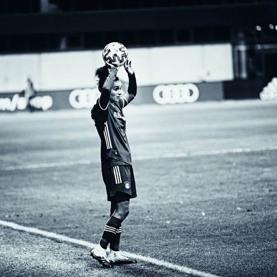 Lina Magullのインスタグラム：「Jede Woche 💯. Morgen nächster Spieltag 🦾 #beREDy #team #fcbayern #gogogo #vflwolfsburg」