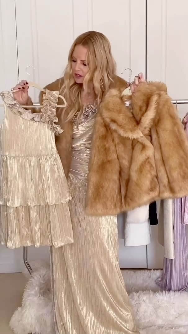 レイチェル・ゾーのインスタグラム：「The holidays are always such a glamorous time of year and one of the reasons I will be dressing up my family is to take our annual holiday card photo. In all my years of styling, Skyler and Kaius are by far my toughest clients! With that in mind, I wanted to share with you a few of my go-to styling tips for dressing children during the holidays! Be sure to enter the sweepstakes (link in stories) for a chance to win pieces from my @janieandjack Exclusive Party Collection and @shoprachelzoe plus custom holiday cards from @minted with a value of $1,500. Wishing you all a happy and healthy holiday season. ✨XoRZ #holidays #glamour #janieandjack   NO PURCHASE NECESSARY.  Open only to legal residents of the 50 U.S. & D.C. 18 years or older.  Ends 11/22/20.  For Official Rules, including odds and prize description, visit janieandjackholiday.com/rulesdoor1. Void where prohibited. Sponsor: The Gap, Inc.」