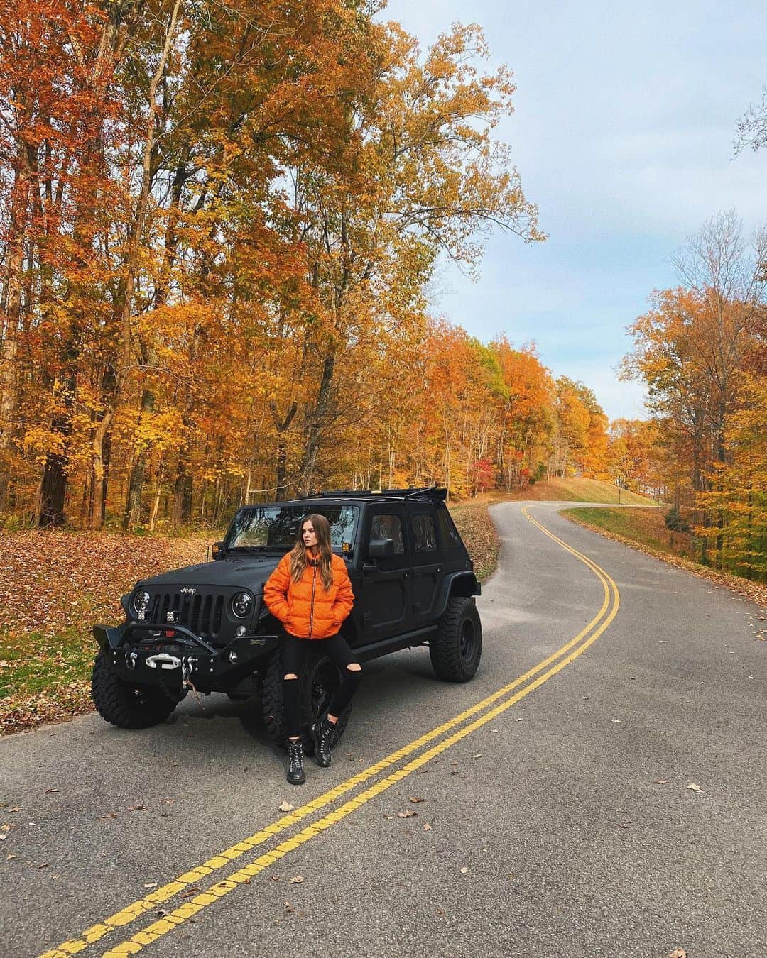 ジョセフィン・スクリヴァーさんのインスタグラム写真 - (ジョセフィン・スクリヴァーInstagram)「When the leaves turn this color it calls for a roadtrip!! still can’t believe I got to build my dream jeep with @bestopteam 😍🙌🏼🍁」11月15日 3時18分 - josephineskriver