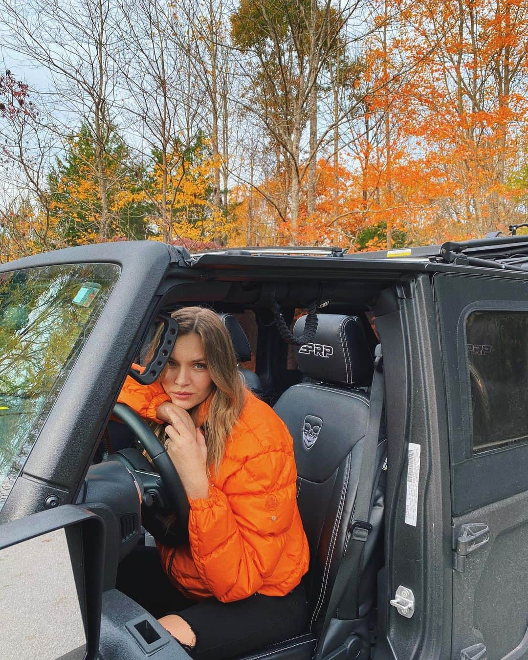 ジョセフィン・スクリヴァーさんのインスタグラム写真 - (ジョセフィン・スクリヴァーInstagram)「When the leaves turn this color it calls for a roadtrip!! still can’t believe I got to build my dream jeep with @bestopteam 😍🙌🏼🍁」11月15日 3時18分 - josephineskriver