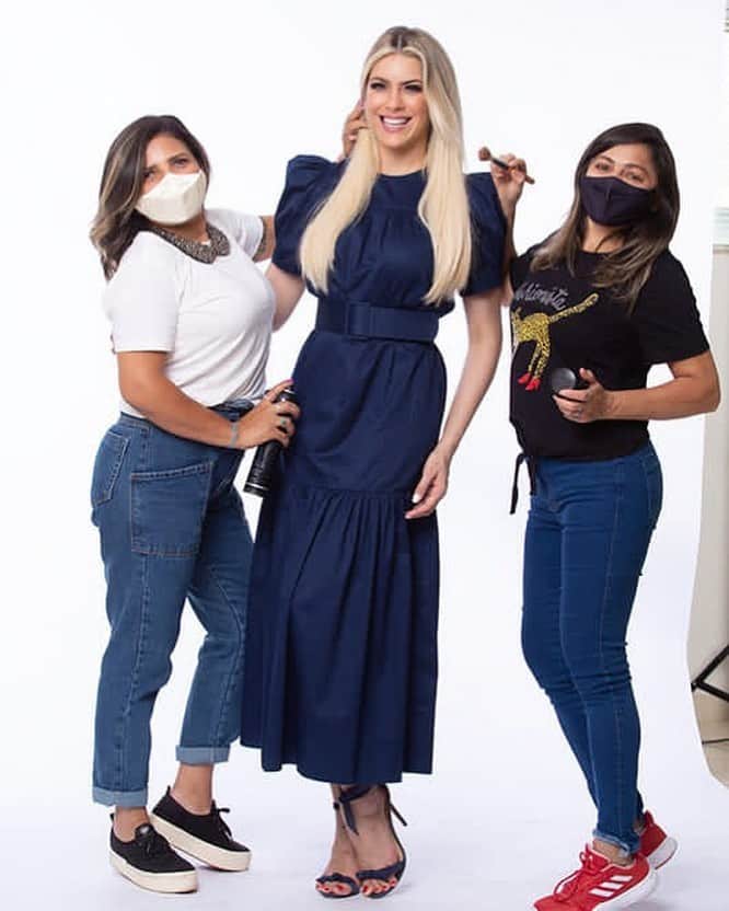 レナータ・ファンのインスタグラム：「Aqui é Trabalho!!! Hoje é dia de gravar e fazer fotos para a @comercialivaipora que está com novidades que a concorrência não consegue igualar! Obrigada @josigss e @malbajs pelo apoio de tantos anos! Tudo perfeito! 💛」