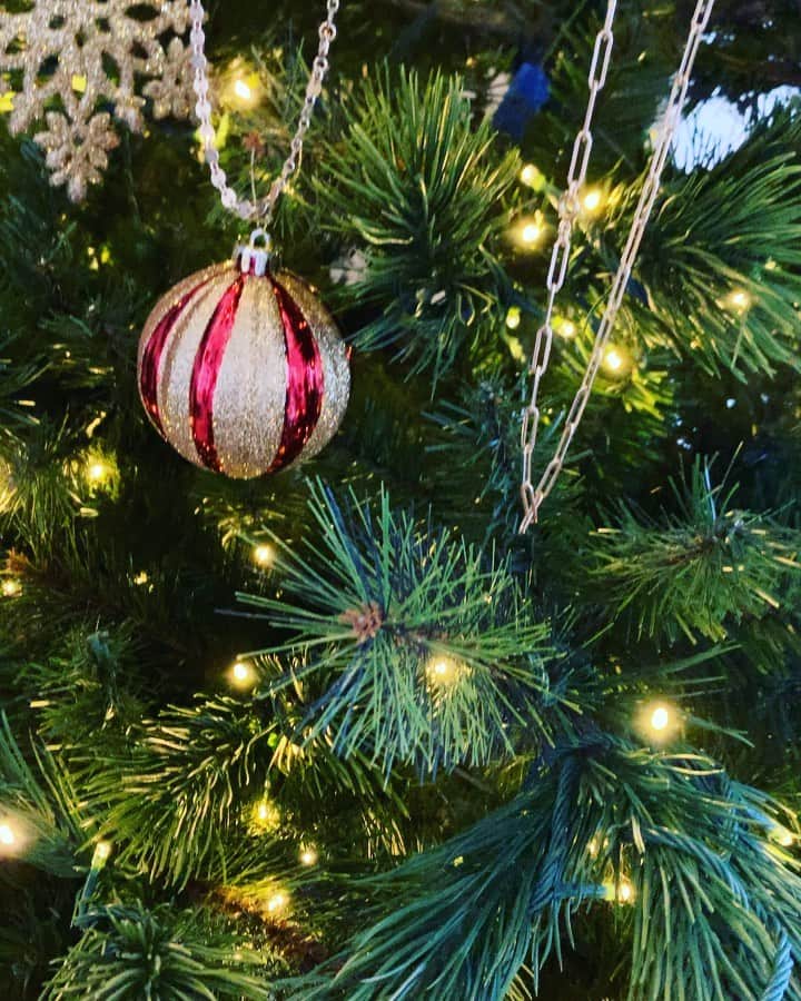 メリッサ・フランクリンのインスタグラム：「It’s beginning to look a lot like... an @oxbstudio GIVEAWAY!!❤️🎅🏼 It’s just about time to start thinking about holiday gifts, so why not start off with a gift for a friend AND yourself!! You could win $75 for yourself and $75 to gift to a friend to spend on the best sweatproof, waterproof, jewelry out there! All you have to do to enter is:  1. Make sure you’re following me and @oxbstudio!  2. Tag your best workout partner/motivational buddy in the comments!  That’s it! It’s also a bonus entry if you repost to your story!! Let’s all get in the spirit!🎁😘」