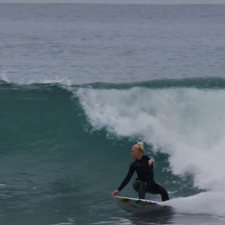 タティアナ・ウェストン・ウェブのインスタグラム：「one raw clip from lowers a few weeks back 😊 // um clipe de lowers algumas semanas atrás 😊 @sharpeyesurfboards HT2 model 🤍 clip: @iconam」