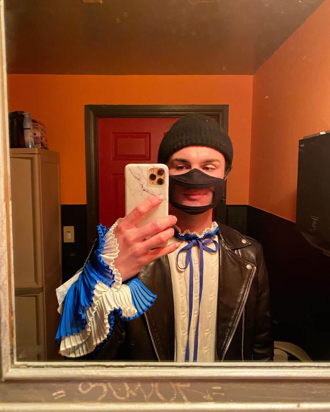 DYLAN MULVANEYのインスタグラム：「Your sleeves could never 🔵⚪️  Mask by @deldoesprops」