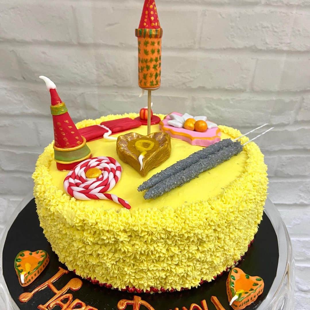 SUPER CAKESさんのインスタグラム写真 - (SUPER CAKESInstagram)「Wishing U and your family a sparkling Diwali 🪔  My way of celebration is baking 😆🤩🎇 #egglessredvelvetcake ❤️」11月15日 3時48分 - super.cakes