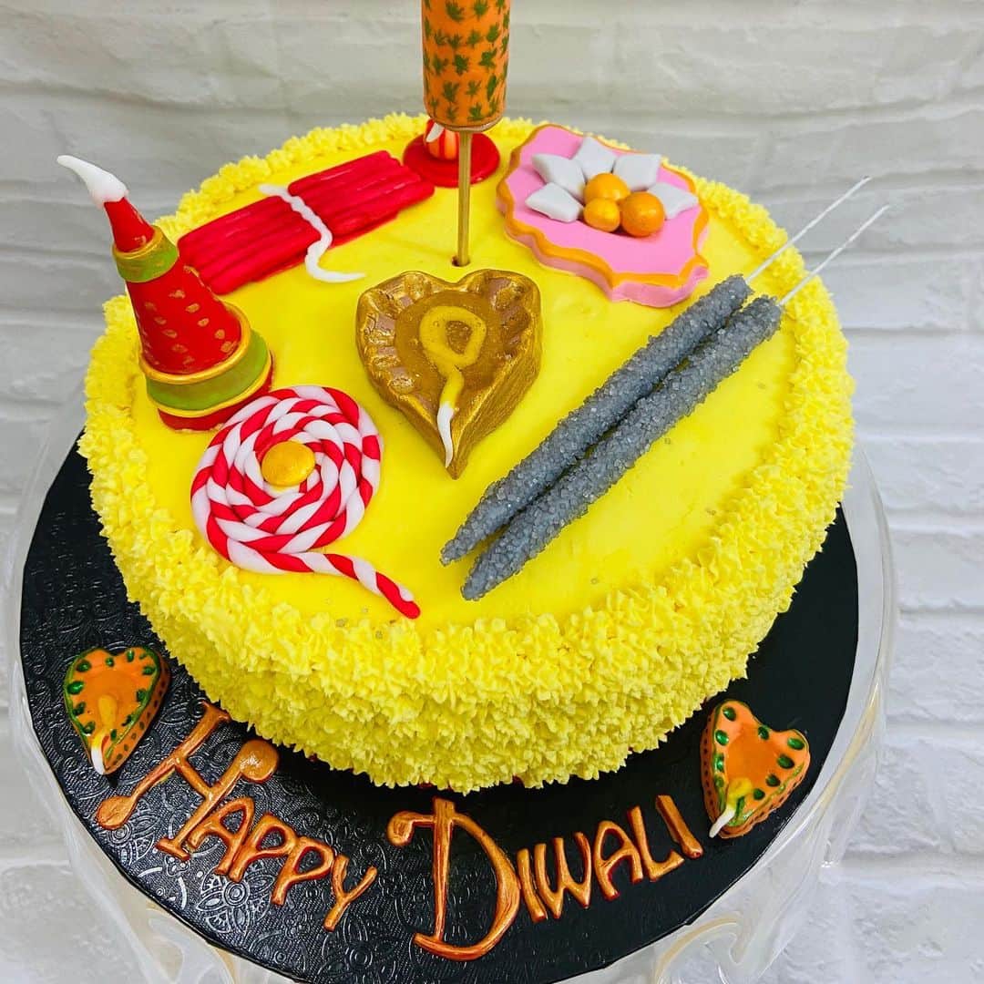 SUPER CAKESのインスタグラム：「Wishing U and your family a sparkling Diwali 🪔  My way of celebration is baking 😆🤩🎇 #egglessredvelvetcake ❤️」