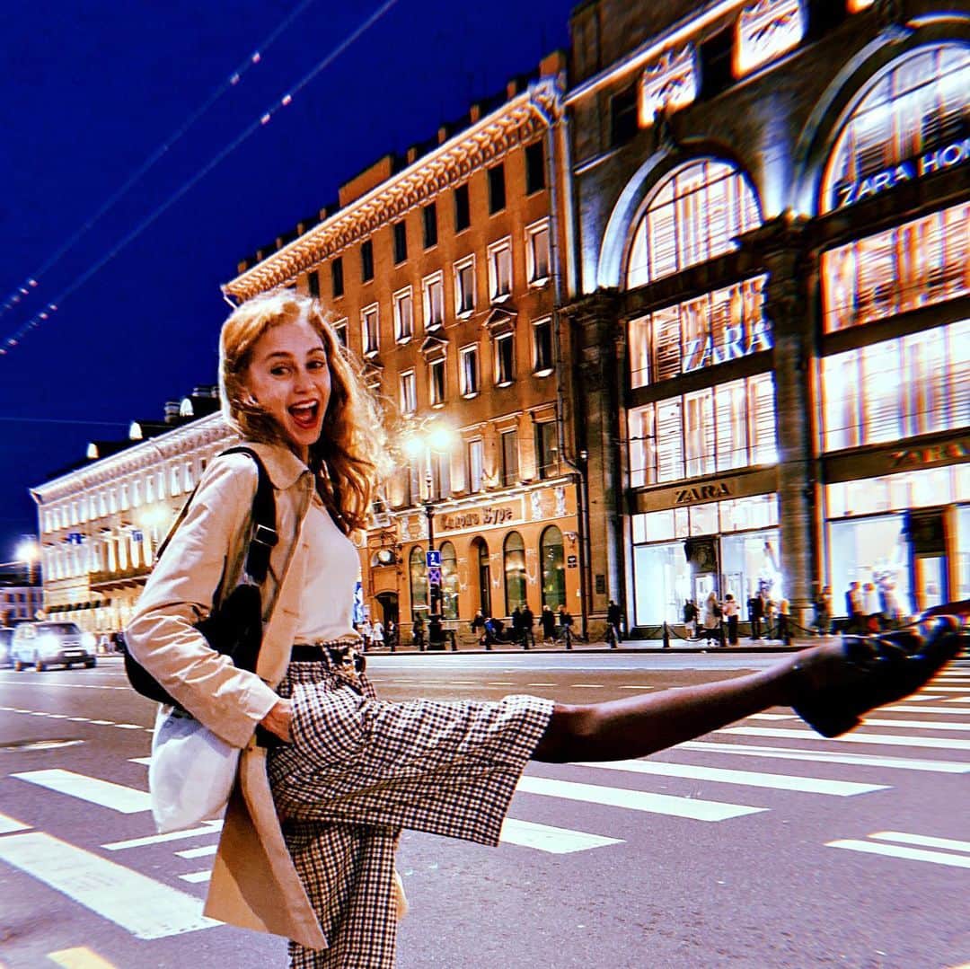 ダリア・イオノワのインスタグラム：「семимильными шагами в час по чайной ложечке ... Ph: @js_artsreview ✨  _______________________________________  #spb #saintpetersburg #mariinsky #mariinskytheatre #mariinskyballet #mariinskydancer #vaganovastudents #ballet」