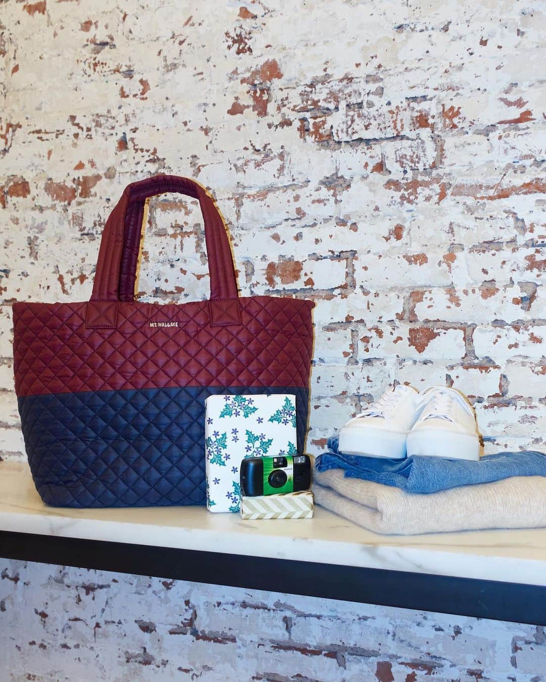 MZウォレスさんのインスタグラム写真 - (MZウォレスInstagram)「Packing is hard, but we can help. Swipe left to see how easy it is to pack our Large Metro Tote Deluxe.」11月15日 3時51分 - mzwallacenyc