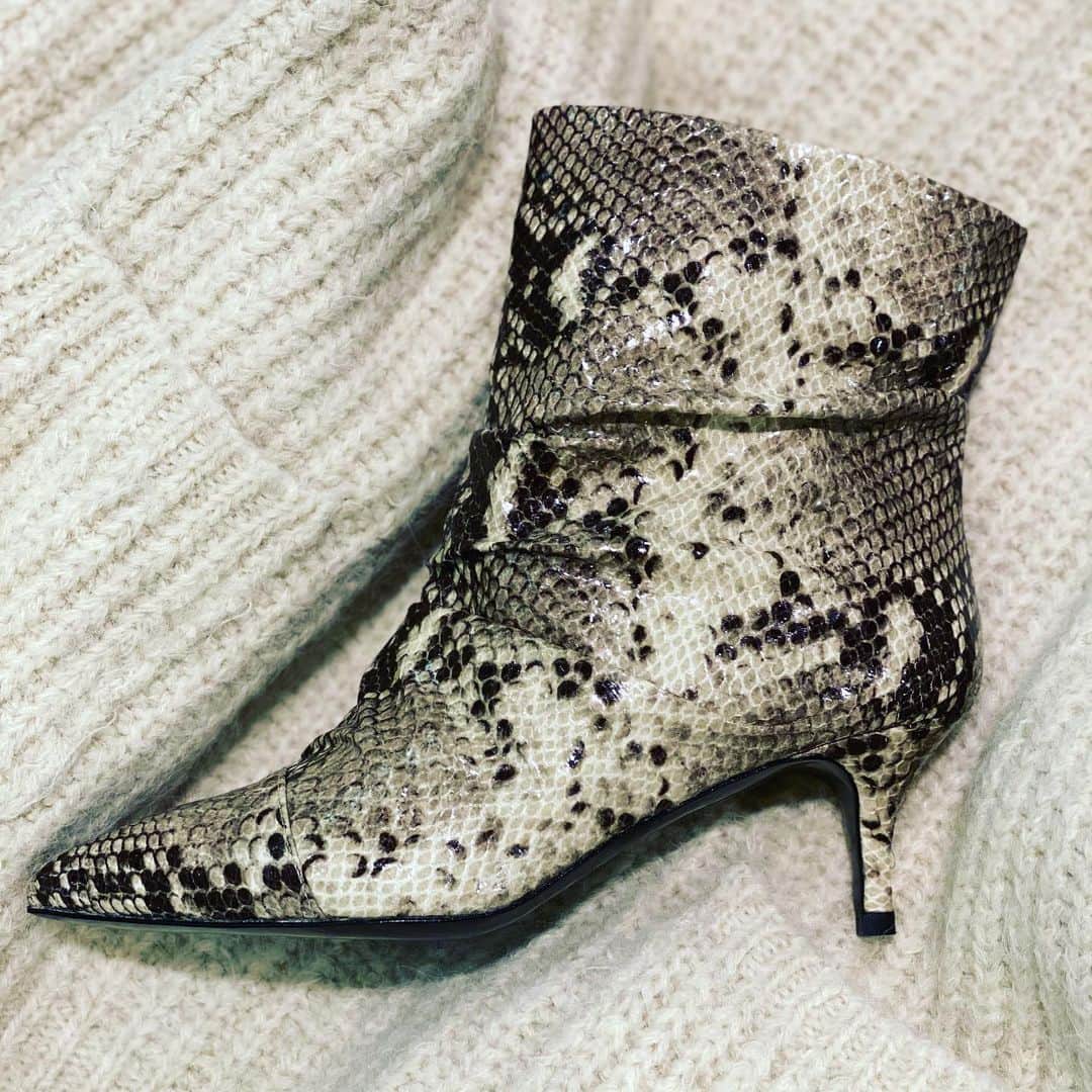 イズロさんのインスタグラム写真 - (イズロInstagram)「#islo #isloisabellalorusso #isloshoes #shoes #ankleboots #leather #print #rettile #heels #tacchi #fashion #style #shopping #shoesaddict #shoeslover #newcollection #fe #musthave #madeinitaly #staytuned #chiara」11月15日 3時51分 - islo_isabellalorusso