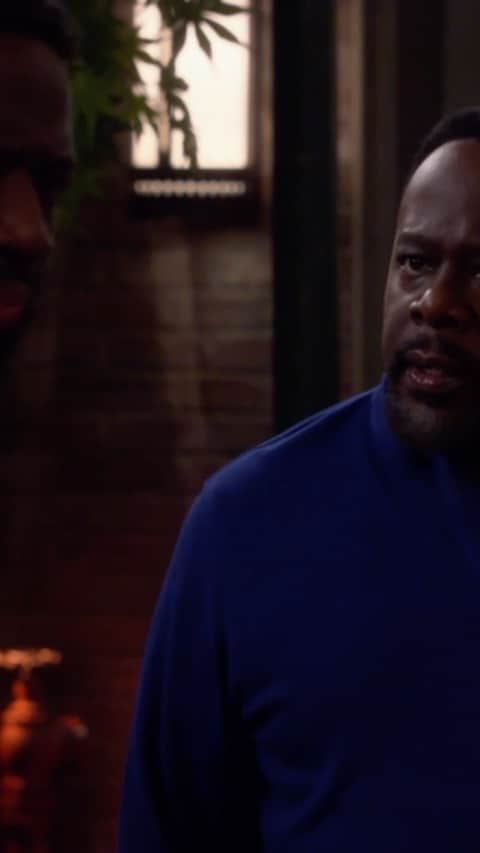 ベス・ベアーズのインスタグラム：「To be a part of a show and a network taking a stand. Tune in Monday night for @theneighborhood season premiere ! 8pm on @cbstv ! @cedtheentertainer @sheaunmckinney are such beautiful actors always, but particularly this episode.... so proud of this cast, crew, writers and network! #blacklivesmatter」