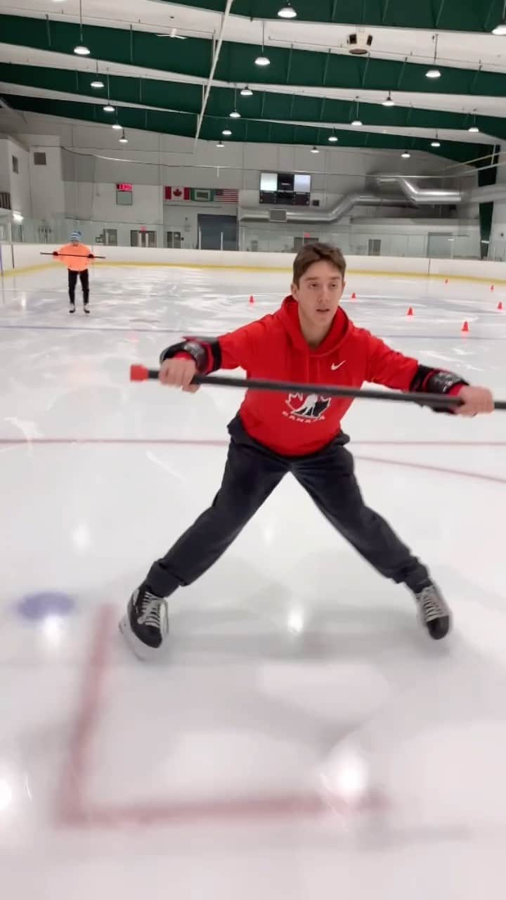 エルビス・ストイコのインスタグラム：「Power skating skill class with some of my students 🏒   #hockey #hockeycanada #skatingskills #thestojkoway」