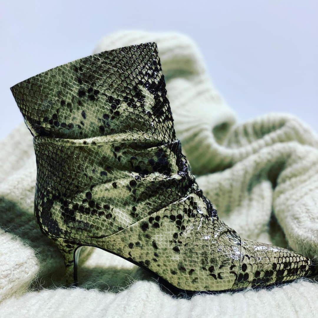 イズロさんのインスタグラム写真 - (イズロInstagram)「#islo #isloisabellalorusso #isloshoes #shoes #ankleboots #leather #print #rettile #heels #tacchi #fashion #style #shopping #shoesaddict #shoeslover #newcollection #fe #musthave #madeinitaly #staytuned #chiara」11月15日 3時55分 - islo_isabellalorusso