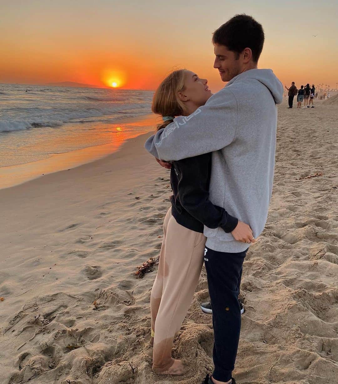 のインスタグラム：「The bottom half of this picture highlights our personality differences quite well. (Swipe)」
