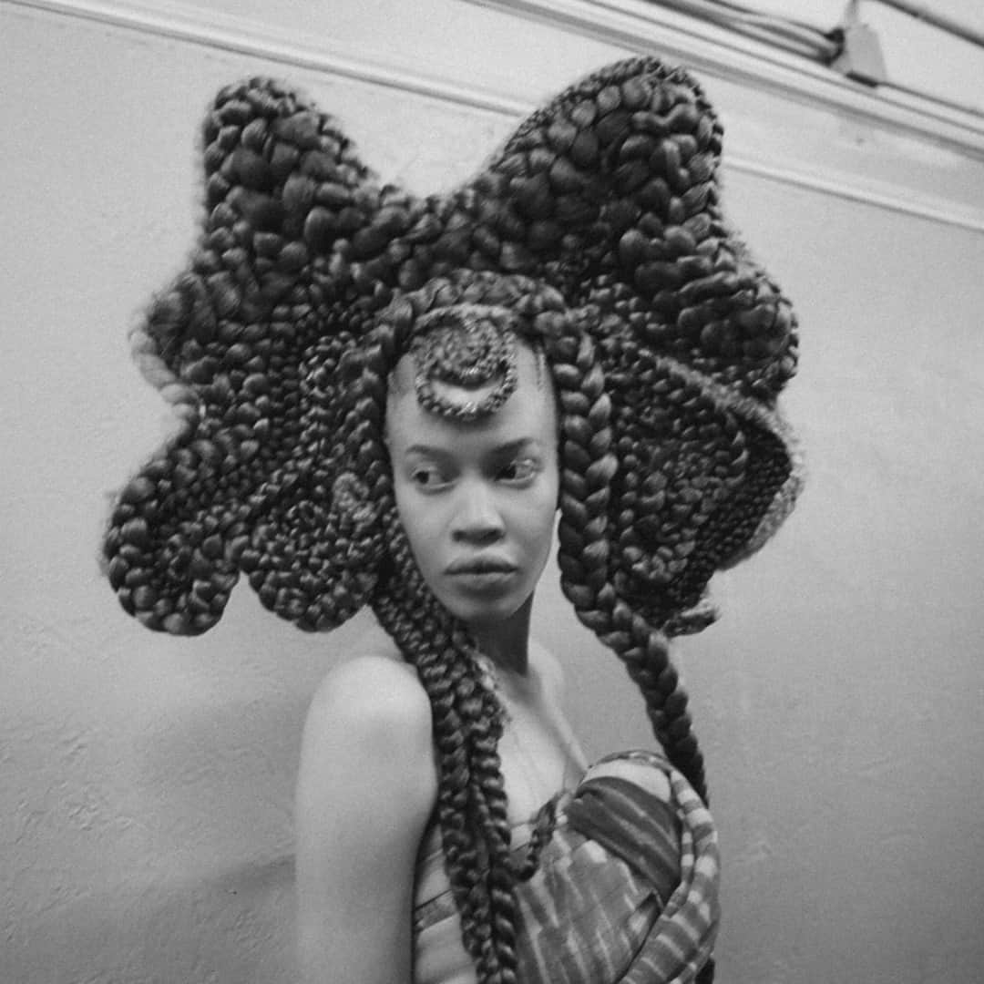 Vogueさんのインスタグラム写真 - (VogueInstagram)「Sculptural and avant garde, full of striking shapes and towering silhouettes, hairstylist @Jawaraw’s work is beyond just hair—it’s art.   Earlier this year, Jawara collaborated with photographer Nadine Ijewere on an exhibition, Tallawah — a love letter to the generations of Jamaican women around the world who express their selfhood and culture through their hair. Now, he’s presenting his second exhibition, COARSE: The Edges of Black Ingenuity, a virtual presentation that explores the poetry and politics of Blackness through the lens of Afro hair. Tap the link in our bio for everything you need to know about the exhibition, open until December 2020. Photo by @NadineIjewere」11月15日 4時00分 - voguemagazine