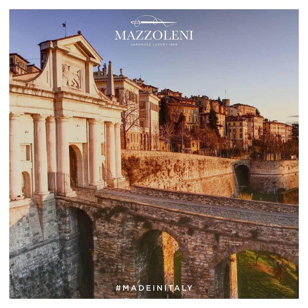 のインスタグラム：「Bergamo e la sua gente, con la grande tradizione artigiana, l’operosità e i valori che la contraddistinguono, è da sempre per Mazzoleni Gloves, la prima fonte d’ispirazione sia nel processo creativo sia in quello produttivo.」
