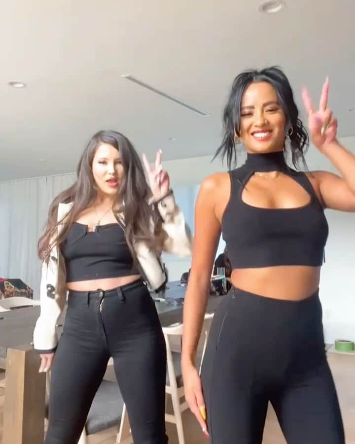 エマリン・エストラーダのインスタグラム：「@natashaslayton lolll may or may not have smacked my head at the end 💕🤣」