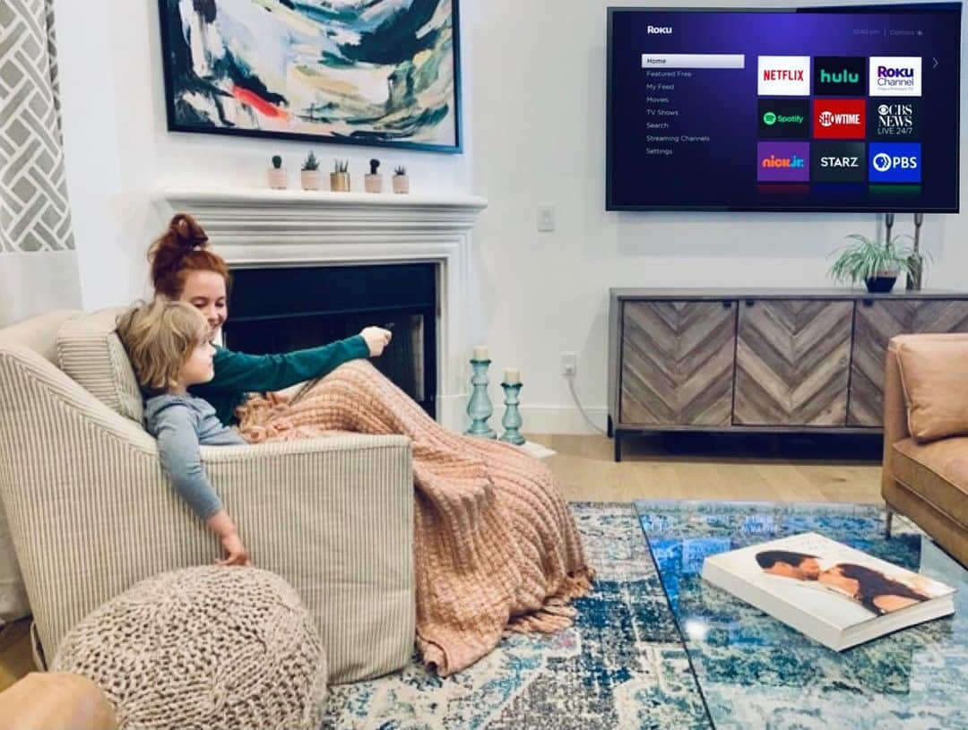 エイミー・デビッドソンさんのインスタグラム写真 - (エイミー・デビッドソンInstagram)「Cozying up with my favorite tiny human and trying to decide what movie we should watch...? Len always wants to watch the SAME movies over and over again 😳 and I’m always voting for something we HAVENT seen! 🤪 Do your kids also like to watch the same movies on REPEAT?! Like all the time?! Ha  We have been glued to the tv lately, I must admit😬 and it’s mainly because we recently installed our new @elementelectronics Roku TV. Guilty!! Now we have access to even more content and that means even MORE movies to get/have to choose from! 🤪🤣⭐️   Our Element Roku TV has features like fast and easy cross-channel search, AND you can use the FREE Roku mobile app for voice controls and private listening.👍🏻 This reallllly comes in handy when I have a Zoom meeting or need to do a self tape! I grab Lennox’s headphones and the kid is in hog heaven!   If you’re thinking of purchasing a new TV or adding another one to any room in your home, I definitely recommend getting an Element #RokuTV!   Now we must get back to deciding what movie to watch...🤔   @rokuplayer @elementelectronics #happystreaming」11月15日 4時19分 - amy_davidson