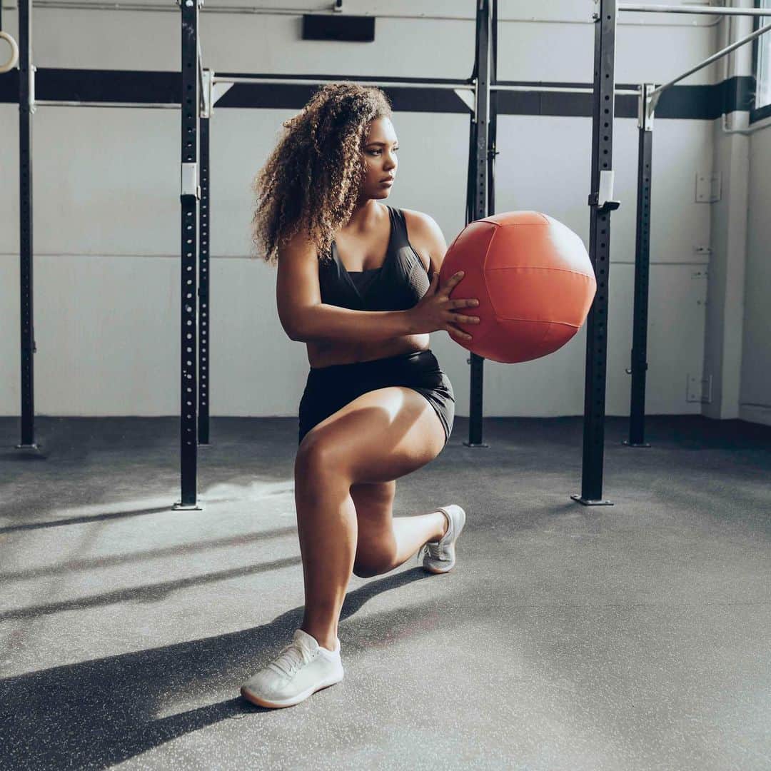 ELLE Czechさんのインスタグラム写真 - (ELLE CzechInstagram)「Jak bojovat se smutkem po rozchodu? Odpůrci cvičení říkají, že nejlepší sport je kafe a dort. Ovšem pokud jste po rozchodu, doporučujeme laskominy vyhodit do koše a začít makat. Vyplavte endorfiny! Ať už cvičením jógy nebo tréninkem, kdy si dáte pořádně do těla.   Jak na to se dozvíte se na elle.cz  —— Foto: @gettyimages  Text: @annabasikova  #ReadOnELLE #ELLECzech #ELLETips」11月15日 4時19分 - elleczech