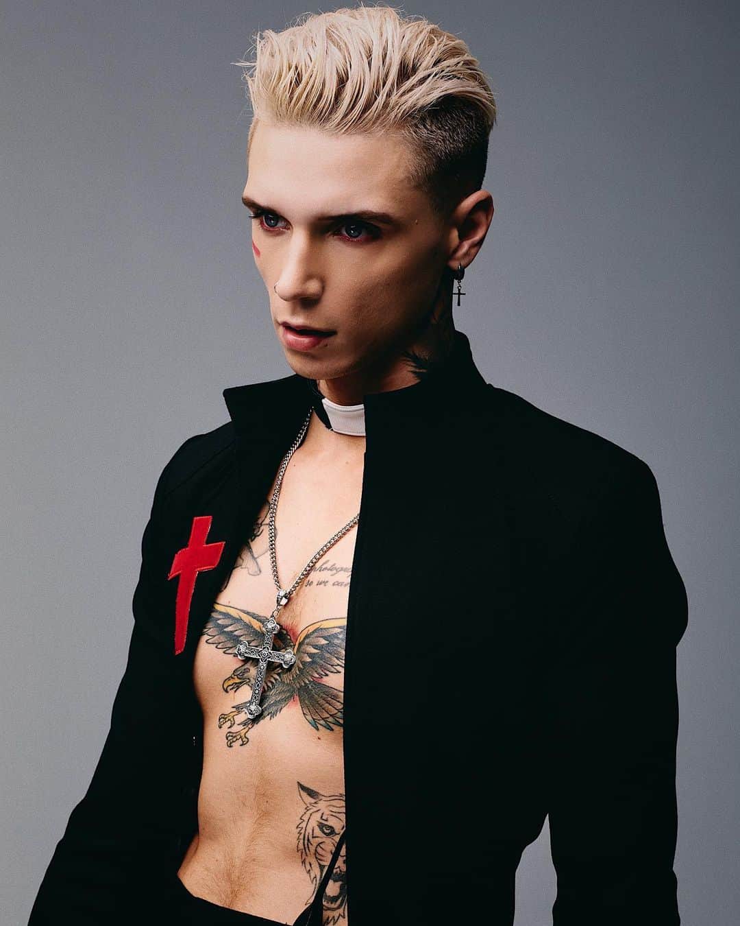 アンディー・ビアーザックのインスタグラム：「“𝘛𝘩𝘦 𝘸𝘰𝘳𝘭𝘥 𝘸𝘪𝘭𝘭 𝘴𝘵𝘢𝘪𝘯 𝘶𝘴 𝘸𝘪𝘵𝘩 𝘢 𝘴𝘤𝘢𝘳𝘭𝘦𝘵 𝘤𝘳𝘰𝘴𝘴...” ⁣⁣⁣⁣ 📸 @jonathan.weiner ⁣⁣⁣ ⁣⁣⁣⁣ “Scarlet Cross” is out now! Music video and streaming links in bio ❌🖤 #jointhephantomtomorrow @blackveilbrides」