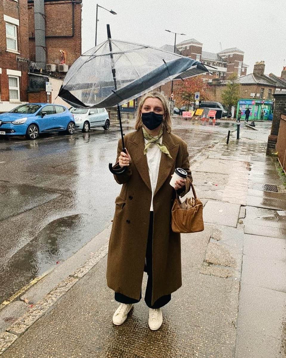 Estée Lalondeのインスタグラム：「Brolly breakage 2020 ☔️」